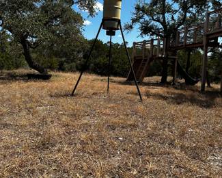 Tripod deer feed
