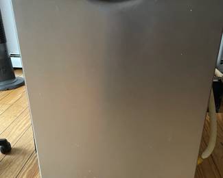 Bosch dishwasher runs well, briefly used.