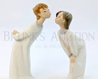 lladro kissers kiss figures