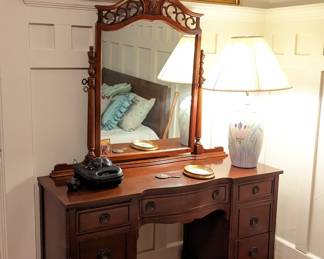 Thomasville vanity with mirror