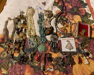 Necklace's, Xmas Pins, Bracelets