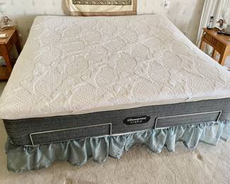 Nice King Size Beauty Rest Hybrid Mattress, My Pillow Bed Topper & Adjustable Bed base, all clean and working perfectly.