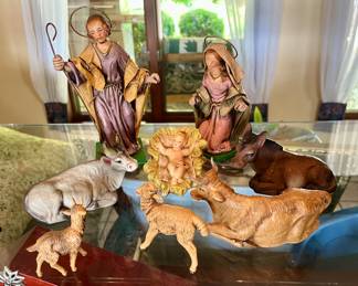 Vintage Italy Paper Mache Nativity group/set. Jesus, Mary & Joseph, plus 5 animals. All in very good Original condition. Shown in bright light.