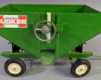 Ertl Diecast John Deere 1:16 Scale 1947 Model G Tractor #45199 And Gravity Feed Wagon