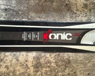 Konic snow skis