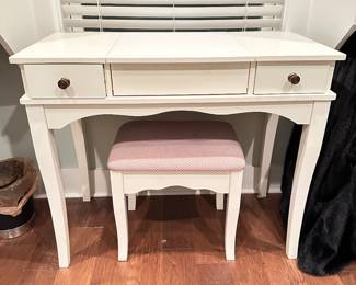 White vanity with center mirror and bench

Online only sale for furniture opens Thursday/October 5

For pricing information:
•Text only to 615-854-8535
•Send a photo of the item(s) you are interested in
•In person viewing will be available on Friday/October 6!