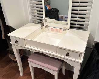 Metal side table with metal leaves 

Online only sale for furniture opens Thursday/October 5

For pricing information:
•Text only to 615-854-8535
•Send a photo of the item(s) you are interested in
•In person viewing will be available on Friday/October 6!