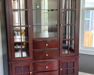 Klaussner , Manhattan, China hutch

Online only sale for furniture opens Thursday/October 5

For pricing information:
•Text only to 615-854-8535
•Send a photo of the item(s) you are interested in
•In person viewing will be available on Friday/October 6!