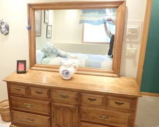 DRESSER & MIRROR