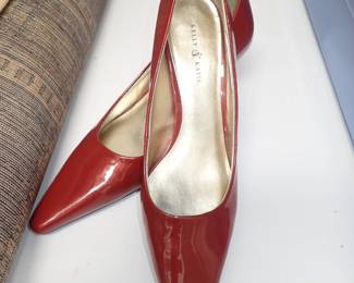 CLOTHING MENS & WOMENS AT LEAST 6 CLOSETS FULL & SHOES