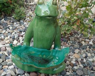 FROG YARD ART