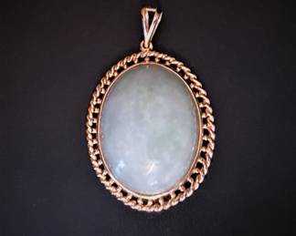 Sanuk Pendant of Jade in 14k yellow gold 