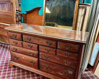 American Drew Queen Anne 7-drawer dresser.