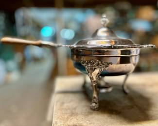 Gorham Chantilly "YC1338" silver-plated chafing dish with lid.