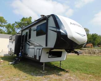 2019 Dutchman "Astoria" 5th Wheel Camper, 2953RLF, Ext. Length 33' 4", 3-Slide-Outs, Large Stainless Steel Appliances, 60X80 Residential Queen Bed, Sofa (folds out to bed), 2-Recliners,Oversized Pass Through Storage, (Very Nice)