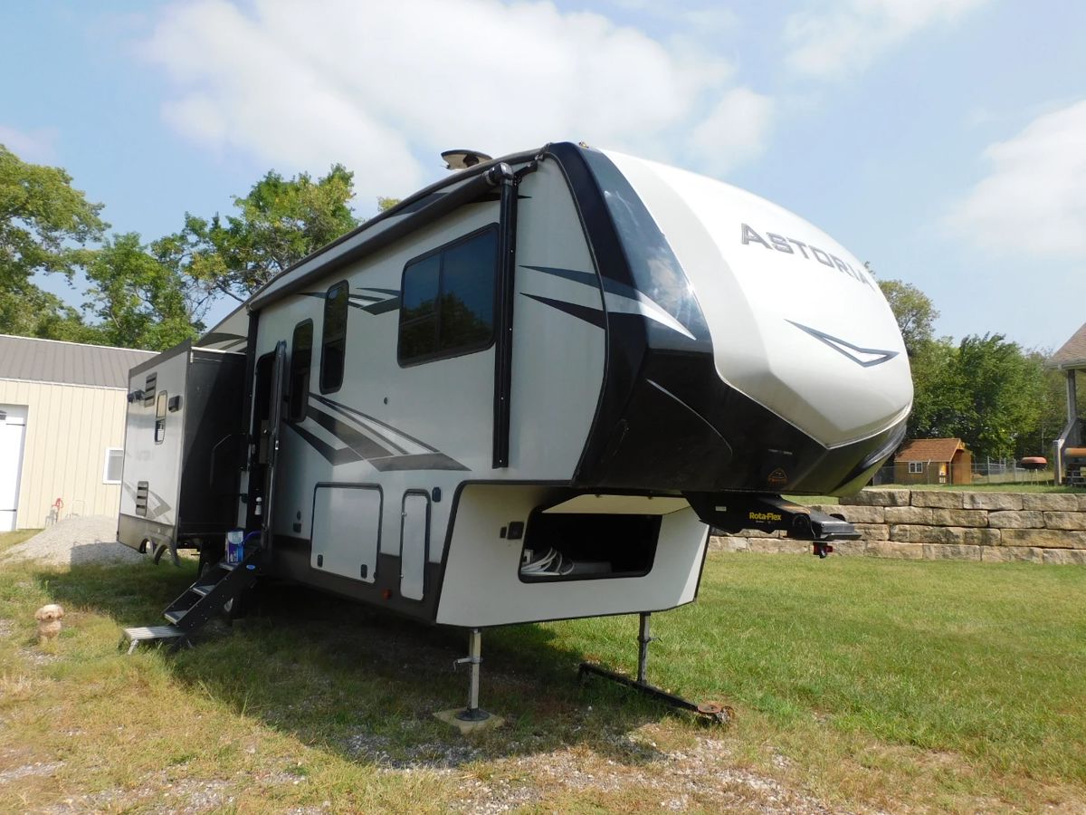 2019 Dutchman "Astoria" 5th Wheel Camper, 2953RLF, Ext. Length 33' 4", 3-Slide-Outs, Large Stainless Steel Appliances, 60X80 Residential Queen Bed, Sofa (folds out to bed), 2-Recliners,Oversized Pass Through Storage, (Very Nice)