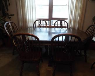 Ethan Allen Dining Room Table with 2 leaves and 6 chairs