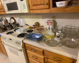 Kitchen items.
Pyrex Baking Pans
Lots of Pyrex