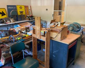 Small work cabinet with drawer
Office Chairs