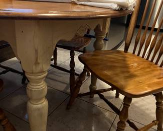 Kitchen table with 4 chairs .   Has two leaves.