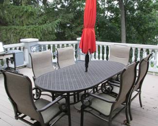 Apostrophe outdoor dining set
