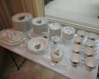 Nikko Christmastime dish set