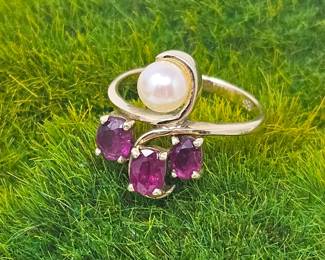  14k Yellow Gold Ruby Ring - Three Faceted Rubies and One Cultured Pearl (11.8mm) - Ring Size 6.25 (tw 3.3g)