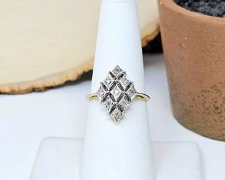 Pretty 10k Yellow Gold Ring with Diamond Shaped Top Holding 9 Clear Crystals - Ring Size 7.25 - Total Weight 2.8g