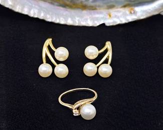 Beautiful 6.9 mm Cultured Pearl in 10k Yellow Gold Ring (Size 5) with Small Diamond Accent Plus Matching Earrings