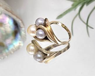 Pretty 14k Yellow Gold Pearl Ring Featuring Two Black and One Gold Cultured Pearl (7.7mm) Ring Size 5 - Total Weight 5.8g