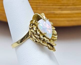 14k Yellow Gold Women's Ring with A Pear Shaped Opal Nesting in a Nest of Gold Leaves - Ring Size 5 - tw 4.7g