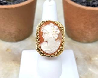  Large 14k Yellow Gold Shell Cameo Women's Ring Size 7 1/2 in Delicate 14k Filigree Setting - Weight 12.2g