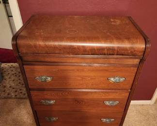 Antique dresser (picture 1/2)