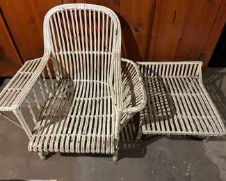 Vintage rattan set
Item Location
Front of house 