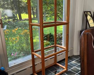 Glass Etagere 
Item Location 
Kitchen Area 