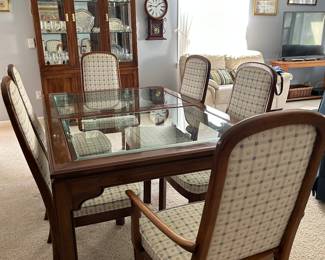 Same table without the leaves