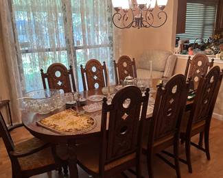 Dining Room Table (has extra leaf)