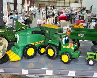 LOT OF JOHN DEERE TOYS