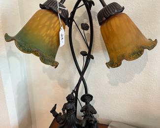 Figural double tulip shade lamp