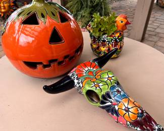 THIS COW SKULL WALL DECOR IS SO COOL - ADD LITTLE SUCCULENTS TO THE EYES