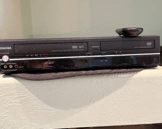 TOSHIBA  VHS - DVD Player