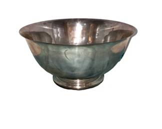 $1300 - Tiffany Sterling Large Revere Trophy Bowl w Original Bag 23620 SK92-25                              
Description: Large and traditional sterling silver Revere bowl. Made by Tiffany & Co. in New York. Tapering sides with flared rim, curved bottom, and raised foot. Great trophy potential with lots of room for engraving. Marked “Tiffany & Co. / Makers / Sterling Silver / 23620 ”. 

Condition: Very good condition.

Dimensions: H 6 x D 11 7/8 in. Weight: 40 troy ounces. #BX190

Local pick up.  We will bring to our local UPS for shipping