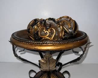 Centerpiece bowl with decorative balls