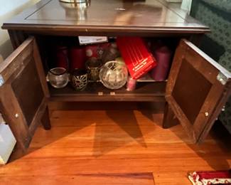 Vintage Square End Table                                                       
19" Tall, 25" Long, 25" Wide