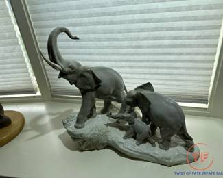 LLADRO "Elephants Walking" Figurine
