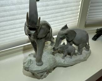 LLADRO "Elephants Walking" Figurine