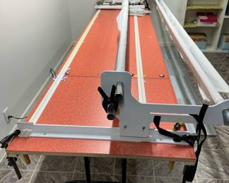 Handi Quilter Sixteen (HQ Sixteen) Longarm Quilting Machine with 10 Foot HQ Studio2 Metal Frame