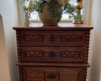 Chest of drawers 