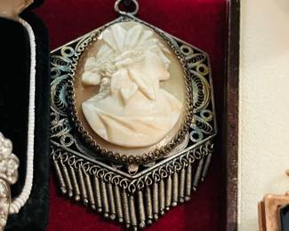 Carved antique shell cameo pendant necklace. 