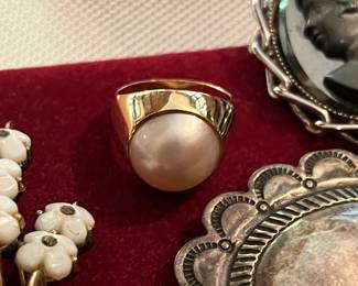 Gold pearl ring. 